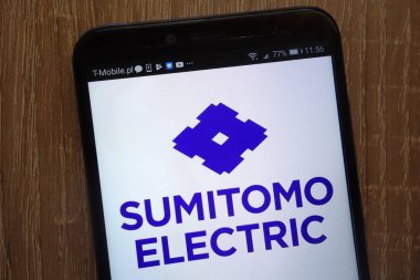Konskie, Polonya - 18 Ağustos 2018: modern bir akıllı telefon üzerinde görüntülenen Sumitomo elektrik sanayi logosu