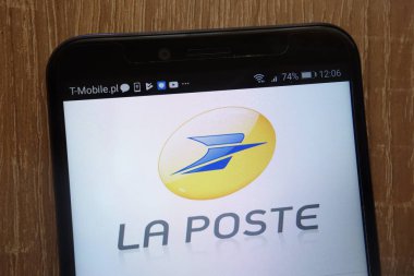 Konskie, Polonya - 18 Ağustos 2018: modern bir akıllı telefon üzerinde görüntülenen La Poste logosu