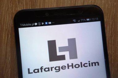 Konskie, Polonya - 18 Ağustos 2018: modern bir akıllı telefon üzerinde görüntülenen Lafargeholcim logosu