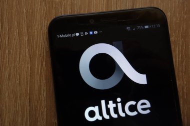 Konskie, Polonya - 18 Ağustos 2018: modern bir akıllı telefon üzerinde görüntülenen Altice logosu