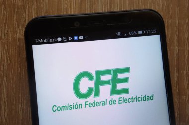 Konskie, Polonya - 18 Ağustos 2018: modern bir akıllı telefon üzerinde görüntülenen Afganistan Federal de Electricidad (Cfe) logo