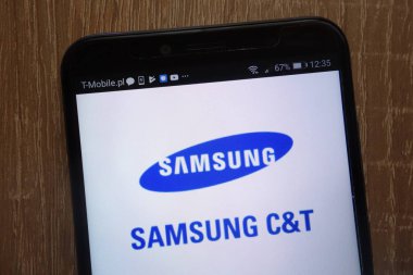Konskie, Polonya - 18 Ağustos 2018: modern bir akıllı telefon üzerinde görüntülenen Samsung C ve T Şirket logosu