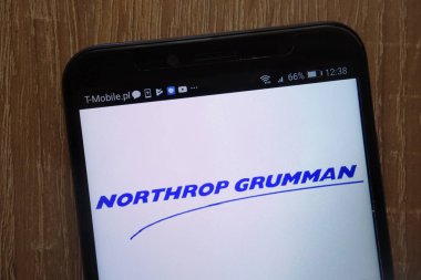 Konskie, Polonya - 18 Ağustos 2018: modern bir akıllı telefon üzerinde görüntülenen Northrop Grumman Corporation logosu