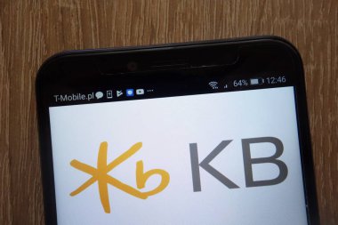 Konskie, Polonya - 18 Ağustos 2018: modern bir akıllı telefon üzerinde görüntülenen Kb mali grup logosu