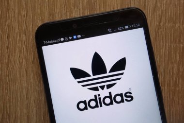 Konskie, Polonya - 18 Ağustos 2018: modern bir akıllı telefon üzerinde görüntülenen Adidas logosu