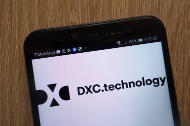 Konskie, Polonya - 18 Ağustos 2018: modern bir akıllı telefon üzerinde görüntülenen Dxc teknoloji logosu