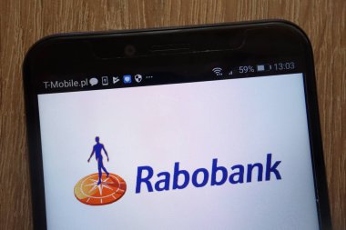 Konskie, Polonya - 18 Ağustos 2018: modern bir akıllı telefon üzerinde görüntülenen Rabobank logosu