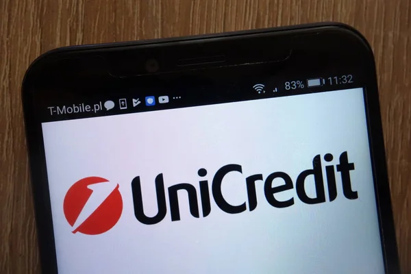 Konskie, poland - 18. August 2018: das Logo der unicredit group auf einem modernen Smartphone — Stockbild Konskie Poland August 2018 Das Logo Der Unicredit Group Auf — Stockfoto