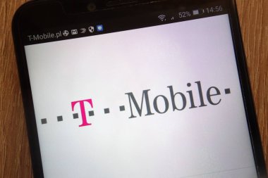 Konskie, Polonya - 01 Eylül 2018: modern bir akıllı telefon üzerinde görüntülenen T-Mobile logosu