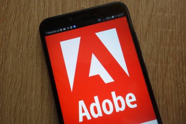 Konskie, Polonya - 01 Eylül 2018: modern bir akıllı telefon üzerinde görüntülenen Adobe logosu