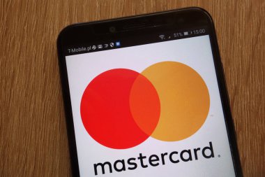 Konskie, Polonya - 01 Eylül 2018: modern bir akıllı telefon üzerinde görüntülenen Mastercard logosu