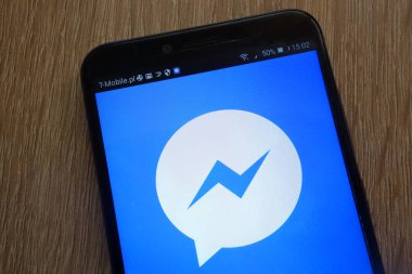 Konskie, Polonya - 01 Eylül 2018: modern bir akıllı telefon üzerinde görüntülenen Facebook Messenger logosu