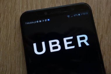 Konskie, Polonya - 01 Eylül 2018: modern bir akıllı telefon üzerinde görüntülenen Uber logosu