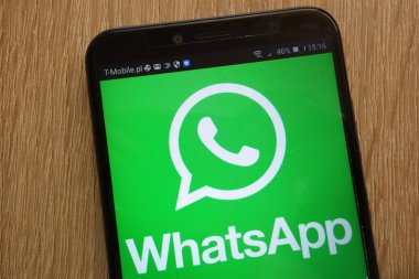 Konskie, Polonya - 01 Eylül 2018: modern bir akıllı telefon üzerinde görüntülenen Whatsapp logosu