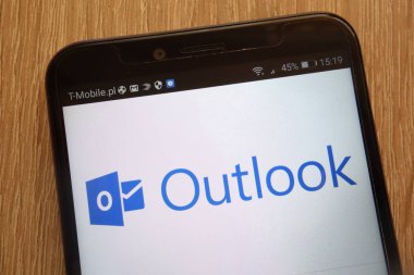 Konskie, Polonya - 01 Eylül 2018: modern bir akıllı telefon üzerinde görüntülenen Outlook logosu