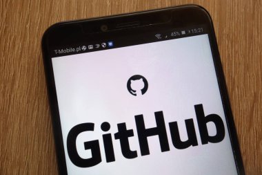 Konskie, Polonya - 01 Eylül 2018: modern bir akıllı telefon üzerinde görüntülenen Github logosu