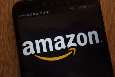 Konskie, Polonya - 01 Eylül 2018: modern bir akıllı telefon üzerinde görüntülenen Amazon logosu