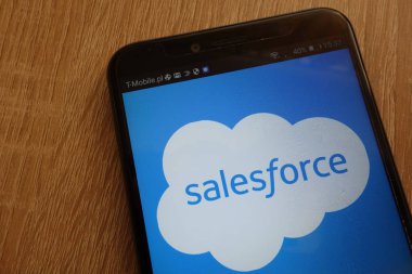 Konskie, Polonya - 01 Eylül 2018: modern bir akıllı telefon üzerinde görüntülenen Salesforce logosu