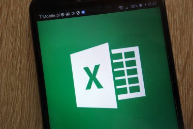 Konskie, Polonya - 01 Eylül 2018: modern bir akıllı telefon üzerinde görüntülenen Microsoft Excel logosu
