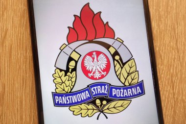 Konskie, Polonya - 01 Eylül 2018: modern bir akıllı telefon üzerinde görüntülenen Panstwowa Straz Pozarna (Lehçe itfaiye) logo
