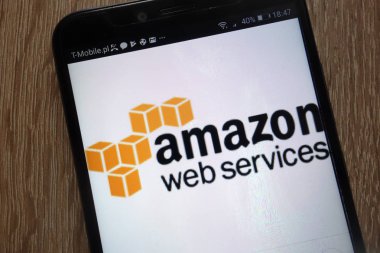 Konskie, Polonya - 01 Eylül 2018: modern bir akıllı telefon üzerinde görüntülenen Kaynak Web Hizmetleri logosu