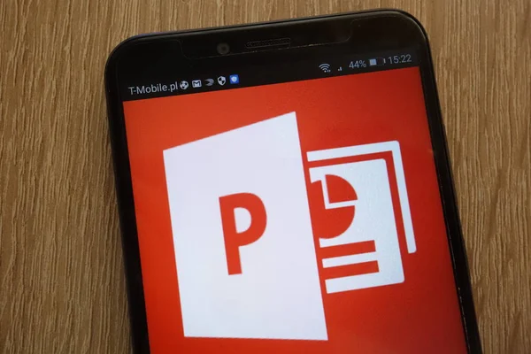 Konskie, Polonya - 01 Eylül 2018: modern bir akıllı telefon üzerinde görüntülenen Microsoft Powerpoint logosu