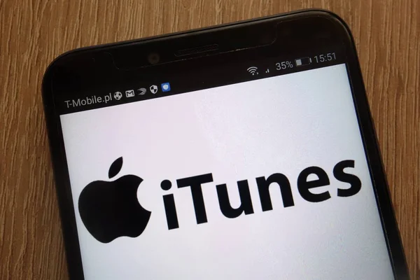Konskie, polen - 01.09.2018: itunes logo auf einem modernen smartphone — Stockbild Konskie Polen 2018 Itunes Logo Auf Einem Modernen Smartphone — Stockfoto
