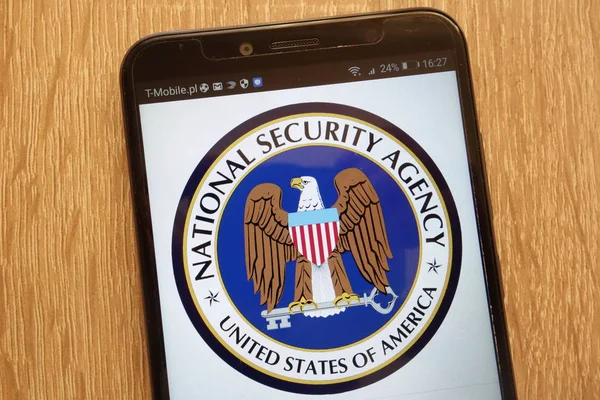 波兰康斯基 2018年9月1日 美国国家安全局的标志显示在现代智能手机上 — 图库照片