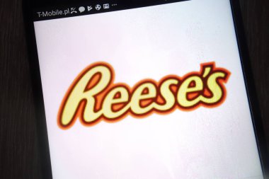 Konskie, Polonya - 01 Eylül 2018: modern bir akıllı telefon üzerinde görüntülenen Reese logosu