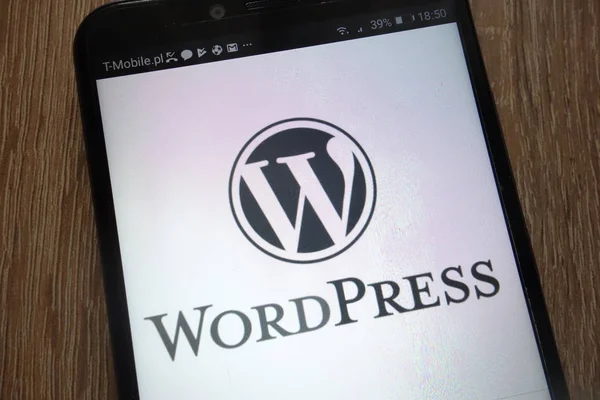 Konskie, Polonya - 01 Eylül 2018: modern bir akıllı telefon üzerinde görüntülenen Wordpress logo