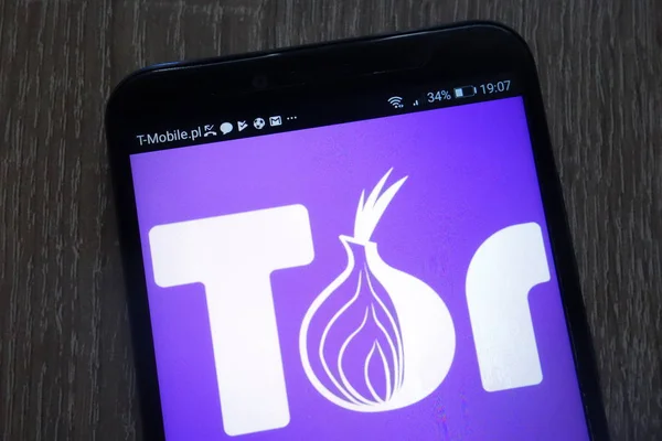 Konskie, polen - 01.09.2018: tor logo auf einem modernen smartphone — Stockbild Konskie Polen 2018 Tor Logo Auf Einem Modernen Smartphone — Stockfoto