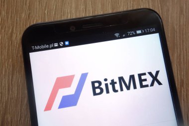 Konskie, Polonya - 06 Eylül 2018: modern bir akıllı telefon üzerinde görüntülenen Bitmex logosu