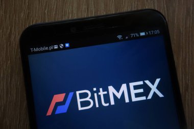 Konskie, Polonya - 06 Eylül 2018: modern bir akıllı telefon üzerinde görüntülenen Bitmex logosu