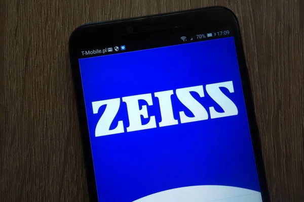 Konskie Polen 2018 Zeiss Logo Auf Modernem Smartphone — Stockfoto