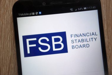 Konskie, Polonya - 06 Eylül 2018: modern bir akıllı telefon üzerinde görüntülenen finansal istikrar kurulu logosu