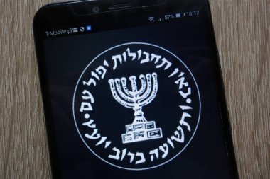 Konskie, Polonya - 06 Eylül 2018: Mossad, modern bir akıllı telefon üzerinde görüntülenen İsrail gizli istihbarat servisi logosu