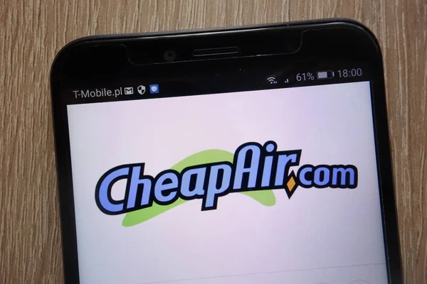 Konskie, polen - september 06, 2018: cheapair.com logo auf einem modernen smartphone — Stockbild Konskie Polen September 2018 Cheapair Com Logo Auf Einem Modernen — Stockfoto