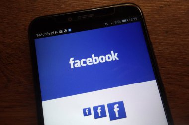Konskie, Polonya - 07 Eylül 2018: modern bir akıllı telefon üzerinde görüntülenen Facebook logosu