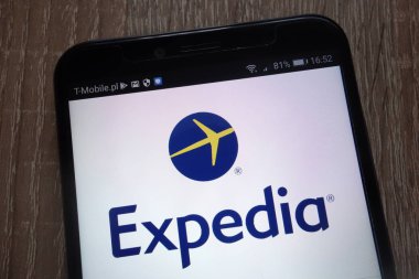Konskie, Polonya - 07 Eylül 2018: modern bir akıllı telefon üzerinde görüntülenen Expedia logo