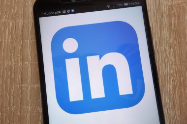Konskie, Polonya - 07 Eylül 2018: modern bir akıllı telefon üzerinde görüntülenen LinkedIn logosu