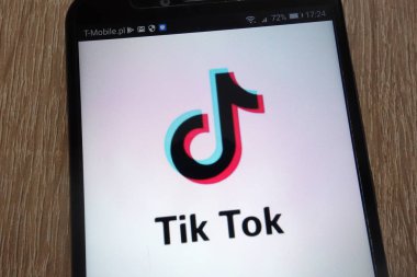 Konskie, Polonya - 07 Eylül 2018: modern bir akıllı telefon üzerinde görüntülenen Tik Tok logosu