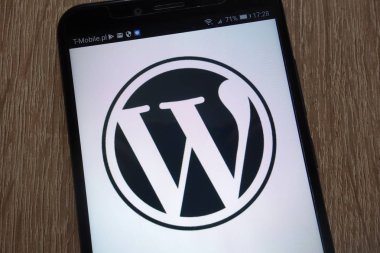 Konskie, Polonya - 07 Eylül 2018: modern bir akıllı telefon üzerinde görüntülenen Wordpress logo