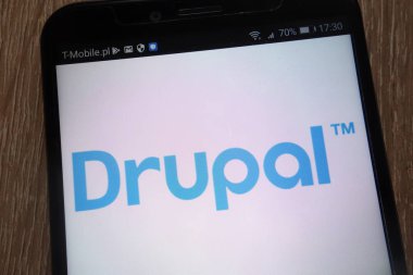 Konskie, Polonya - 07 Eylül 2018: modern bir akıllı telefon üzerinde görüntülenen Drupal logosu