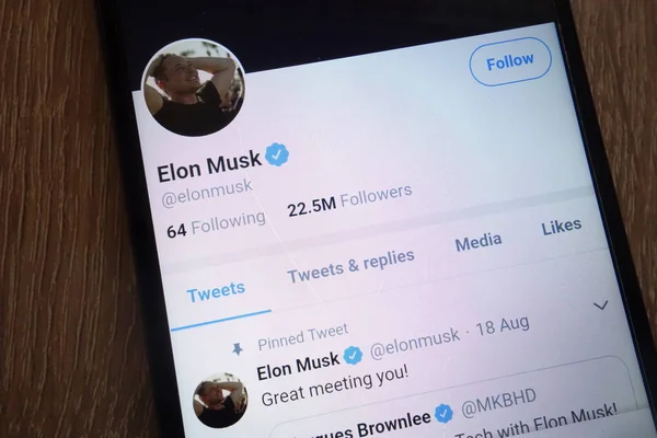 Konskie, Polonya - 07 Eylül 2018: modern bir akıllı telefon üzerinde görüntülenen Elon Misk Twitter hesabı