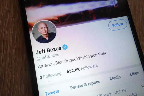 Konskie, Polonya - 07 Eylül 2018: modern bir akıllı telefon üzerinde görüntülenen Jeff Bezos Twitter hesabı