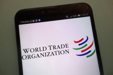 Konskie, Polonya - 08 Eylül 2018: Dünya Ticaret Örgütü logosuna bir akıllı telefon