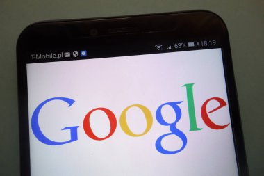 Konskie, Polonya - 08 Eylül 2018: Google logosu bir smartphone cep telefonu ile