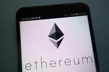 Konskie, Polonya - 08 Eylül 2018: Ethereum cryptocurrency logo bir smartphone cep telefonu ile