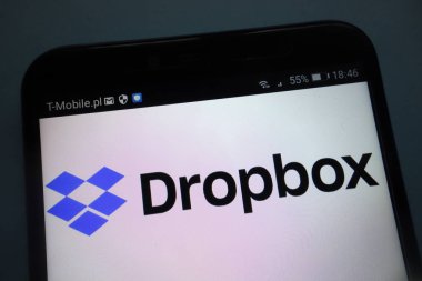 Konskie, Polonya - 08 Eylül 2018: Dropbox logosuna bir akıllı telefon
