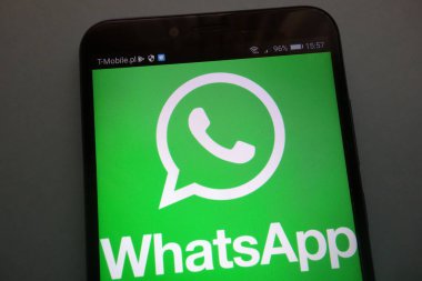 Konskie, Polonya - 15 Eylül 2018: Whatsapp logo Smartphone cep telefonu ile